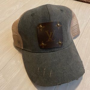 AUTHENTIC Louis Vuitton trucker hat, grey